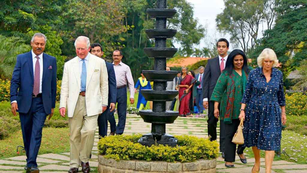 Carlos And Camilla On A Tour Of The Holistic Center In India.