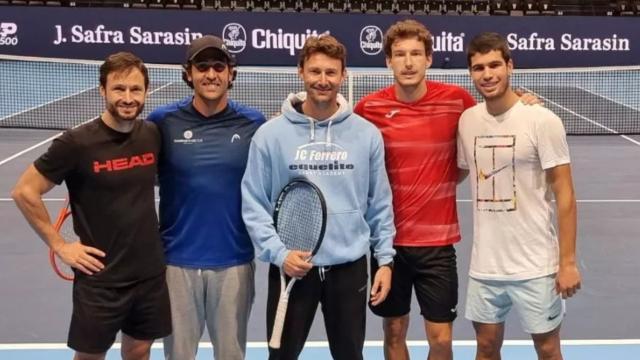 Carlos Alcaraz y Pablo Carreño junto a sus técnicos en Basilea