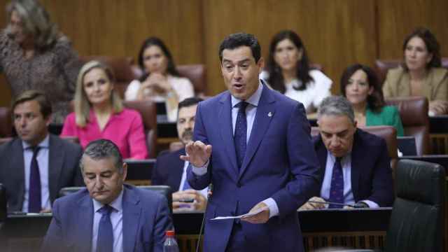 El presidente de la Junta, Juanma Moreno, en la sesión de control del Parlamento andaluz.