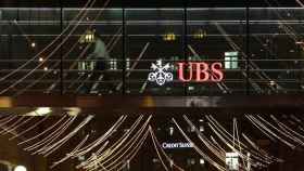 Logos de UBS y Credit Suisse en Suiza.