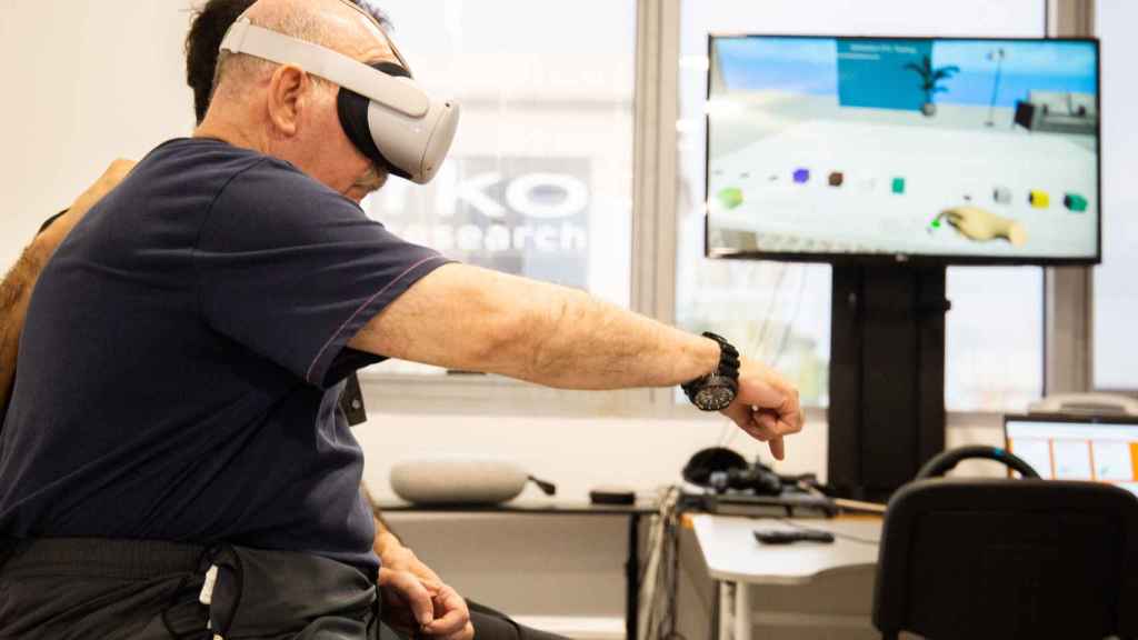 Emilio Brea practica con Kinesis, tecnología de realidad virtual.