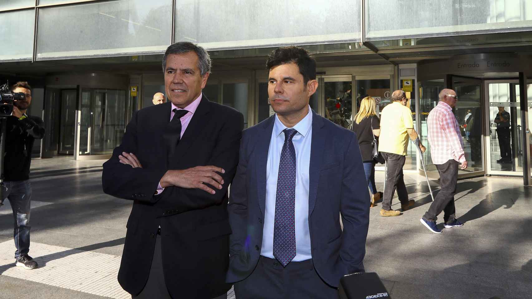 Javier Santos junto a su letrado, Fernando Osuna, en los juzgados de Valencia en 2019.