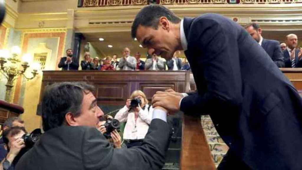 The President of the Government, Pedro Sánchez, together with the PNV spokesman in Congress, Aitor Esteban.