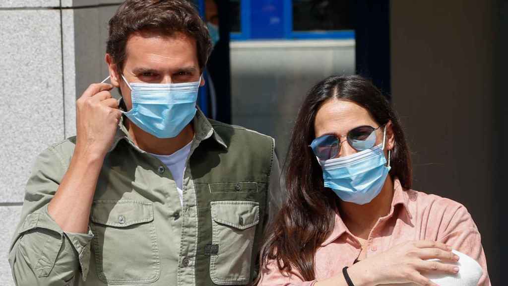 Malú y Albert Rivera saliendo del hospital, en junio de 2020, con su primera hija en común.