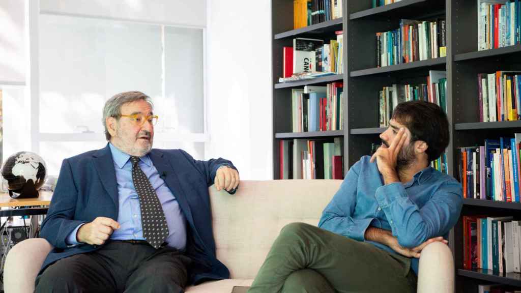 Una imagen panorámica de la entrevista, celebrada en el despacho de Serra en la Pompeu Fabra.