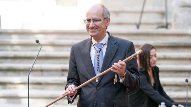 Javier Iglesias sostiene el bastón de mando de la Diputación de Salamanca tras ser proclamado presidente de la institución provincial en julio de 2019
