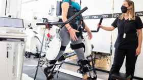 Rehabilitación con Lokomat, un exoesqueleto que permite a pacientes con problemas severos motores practicar marchas.