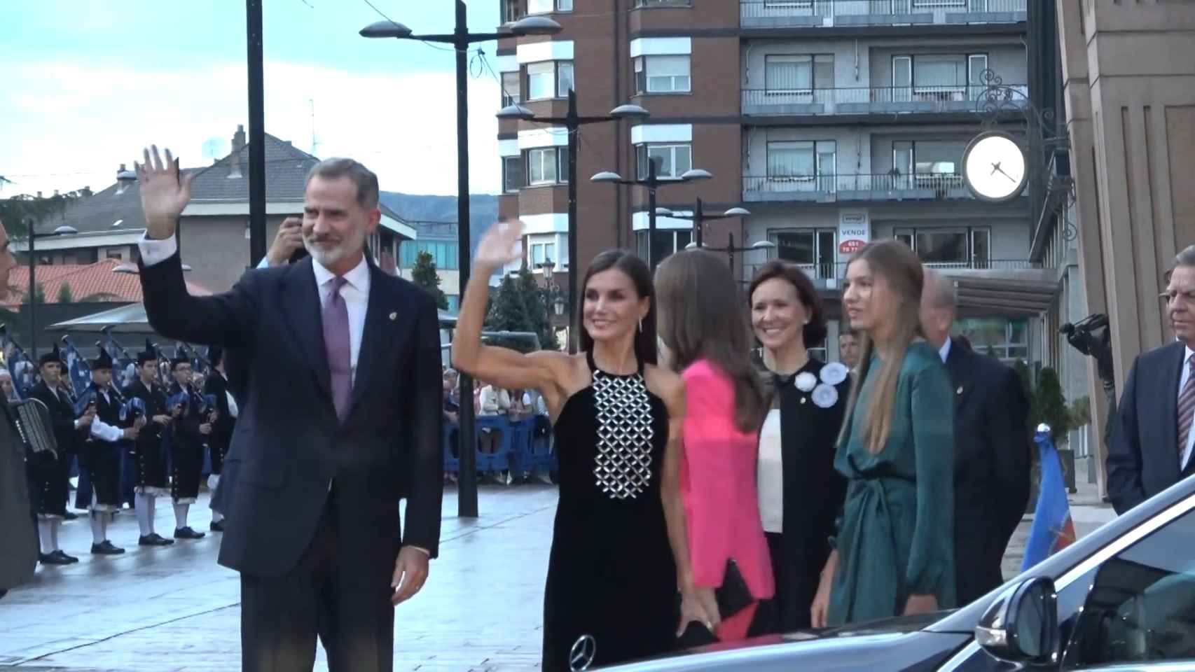 La reina Letizia, la princesa Leonor y la infanta Sofía derrochan elegancia en Oviedo
