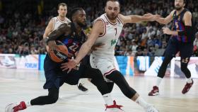 Cory Higgins (i) protege el balón ante la defensa de Stefano Tonut.