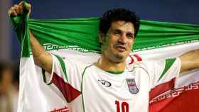 Ali Daei, la gran leyenda del fútbol iraní, con la bandera de su país