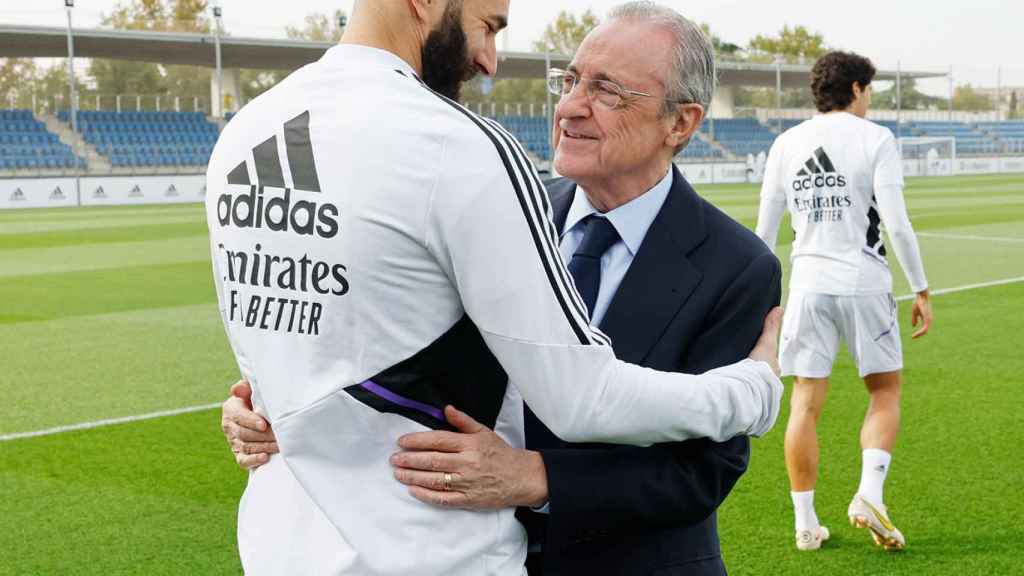 Florentino Pérez saluda a Karim Benzema en el entrenamiento