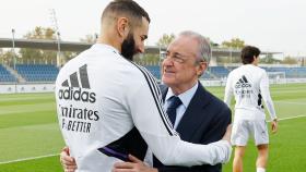 Florentino Pérez saluda a Karim Benzema en el entrenamiento