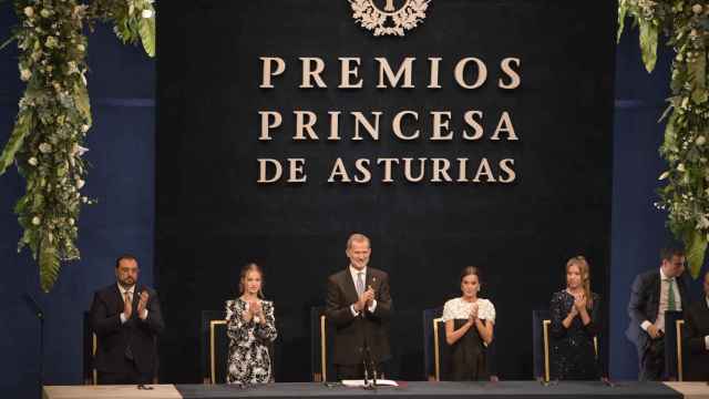 Los reyes Felipe VI y Letizia, acompañados de la princesa Leonor, la infanta Sofía y Adrián Barbón, durante la ceremonia.