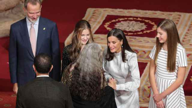 Los reyes Felipe y Letizia, acompañados de la princesa Leonor y la infanta Sofía, saludan a la coreógrafa María Pagés.