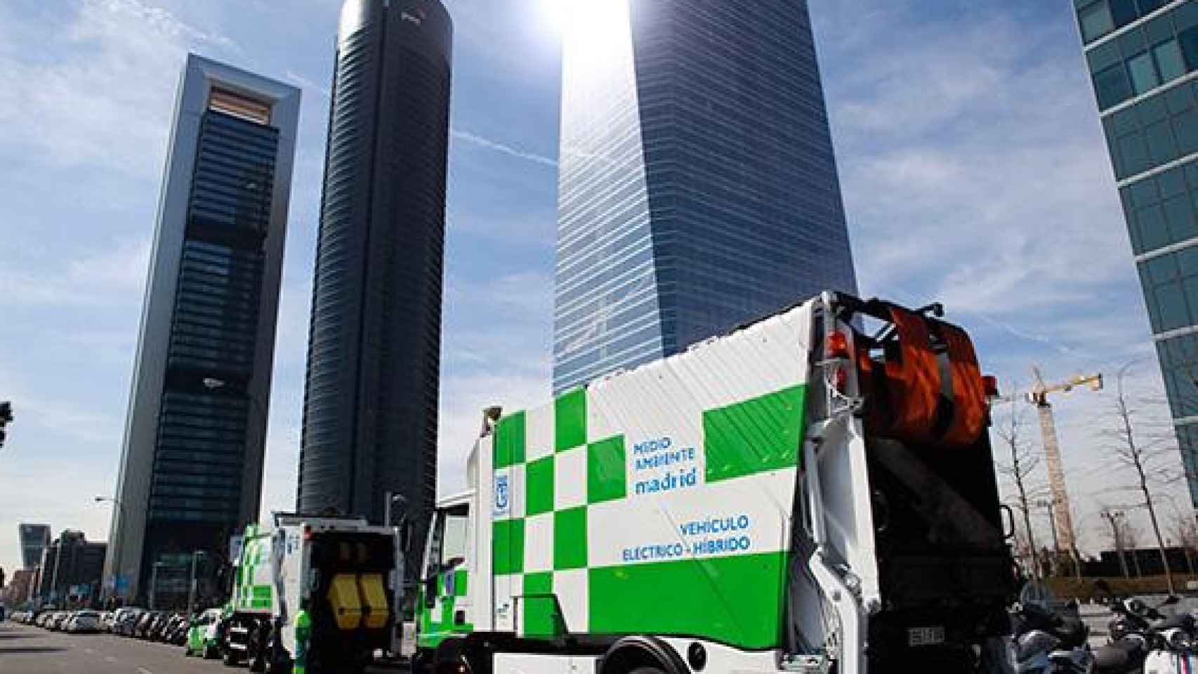 Vehículo de FCC junto a las cuatro torres en Madrid.
