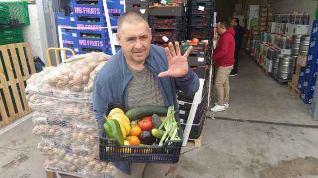 Carlos Moreno, sujetando una caja de fruta y verdura que pesa 5 kilos y cuesta 5 euros.