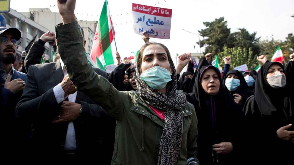 Mujeres protestan este viernes en Irán.