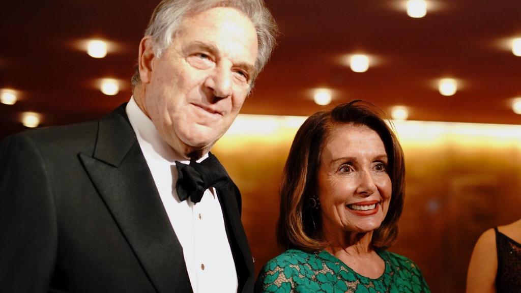 Nancy Pelosi y su marido en un acto.