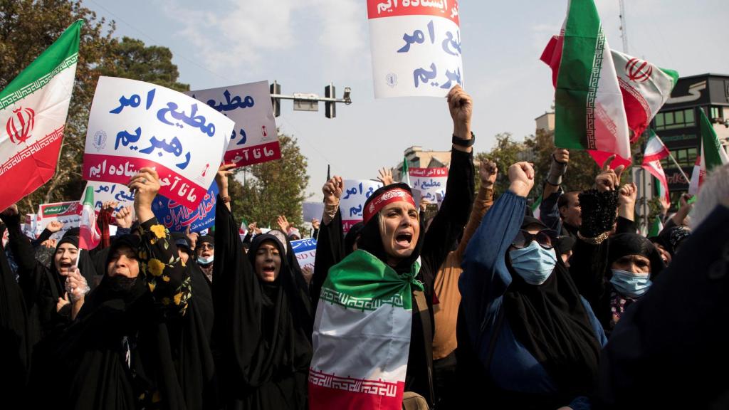 Un grupo de manifestante protestan contra el régimen iraní el pasado viernes en Teherán.