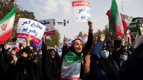 Un grupo de manifestante protestan contra el régimen iraní en Teherán.