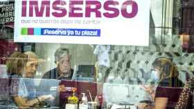Una agencia de viajes promocionando el Imserso en Valencia, hace unos meses.