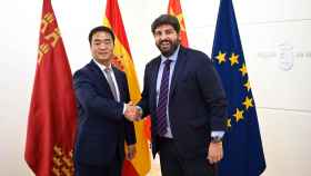 El CEO de Huawei en España, Eric Li, junto al presidente del Gobierno regional, Fernando López Miras.