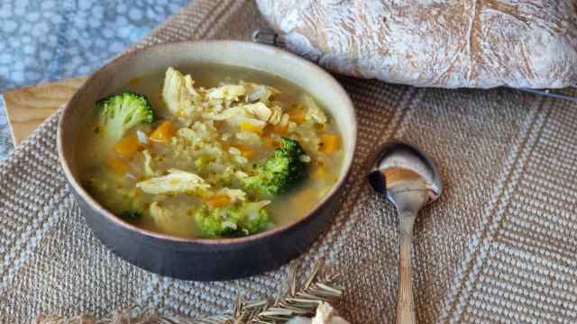 Sopa de pollo y arroz integral, un plato único perfecto para la cena