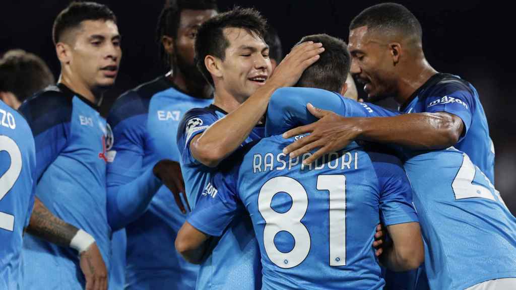 Piña de los jugadores del SSC Nápoles para celebrar un gol en la Champions League 2022/2023