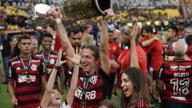 El futbolista Filipe Luis levanta la Copa Libertadores 2022 junto a su familia