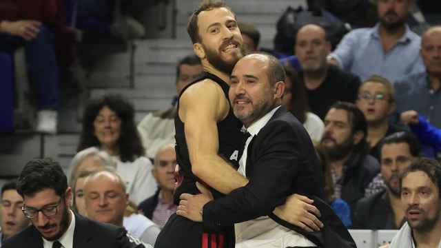 Abrazo entre el 'Chacho' Rodríguez y Chus Mateo para celebrar una canasta del Real Madrid de Baloncesto