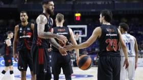 Vincent Poirier y Sergio Llull, con la camiseta del Real Madrid de Baloncesto de Marvel