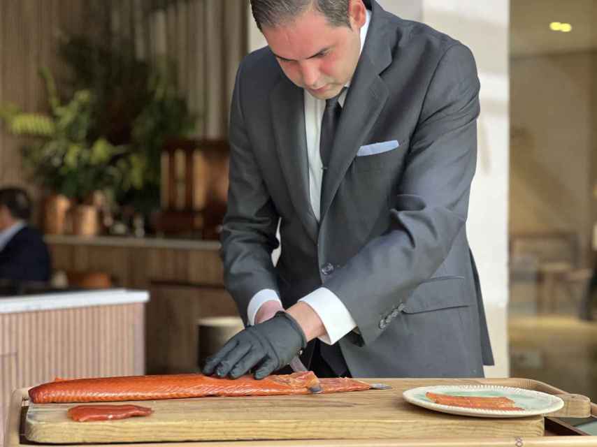 Miguel Ángel Aragón corta el salmón ahumado casero en Desde 1911