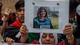 Una mujer con la fotografía de la periodista palestina-estadounidense, Shireen Abu Akleh, en una manifestación