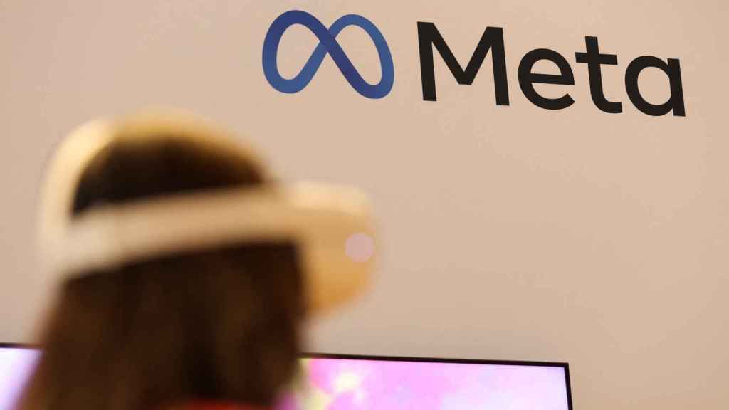 Una persona utilizando un casco de realidad virtual en un evento de Meta, la matriz de Facebook.