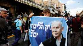 Partidarios de la campaña del ex primer ministro israelí Netanyahu un día antes de las elecciones generales en Jerusalén.