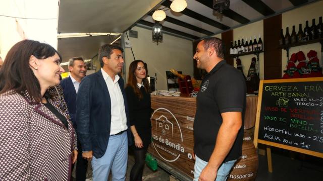 Julia Parra y Carlos Mazón, durante la visita a la Fira de Tots Sants.