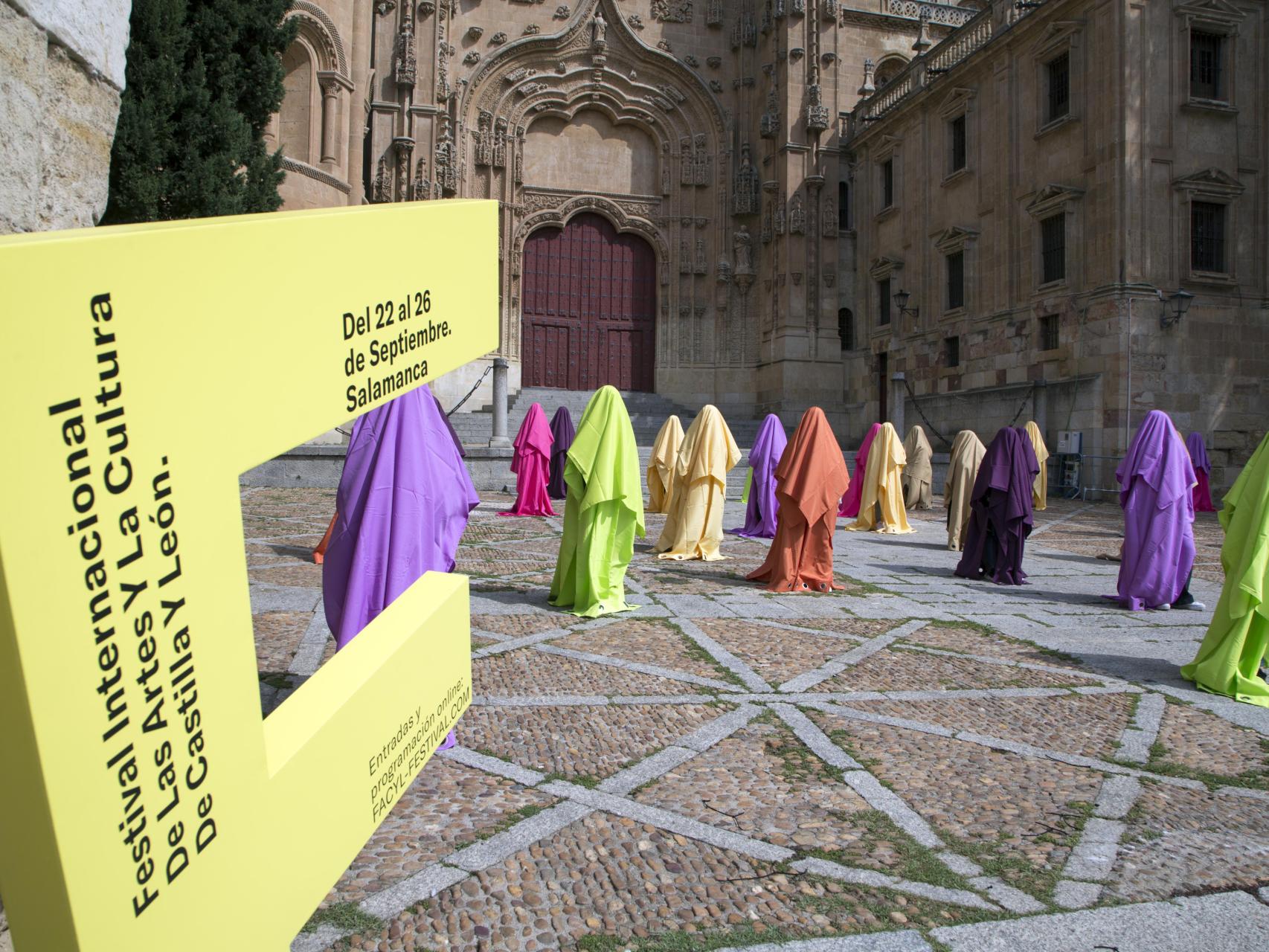 Detrás de la ventana. Monumento a las asesinadas de la artista Regina José Galindo, en el patio chico de Salamanca en una edición de Facyl anterior.