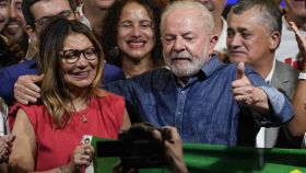 Janja, primera dama de Brasil, junto a Lula Da Silva, tras su victoria electoral.