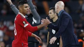 Casemiro saluda a Ten Hag durante un partido de Champions League.