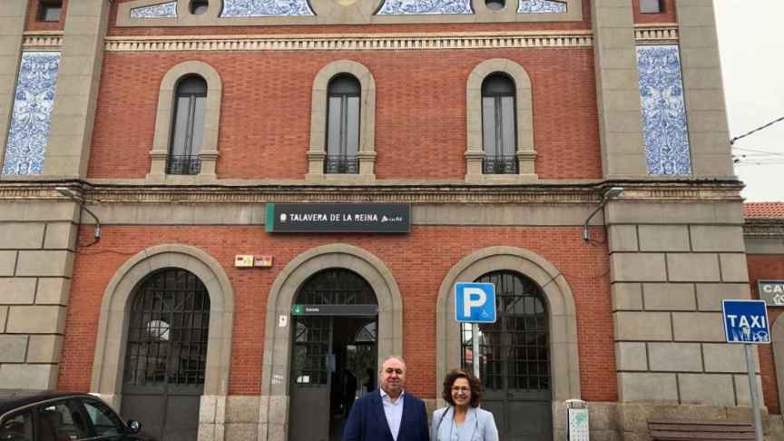 Carmen Riolobos y Vicente Tirado, este lunes ante la estación del tren de Talavera