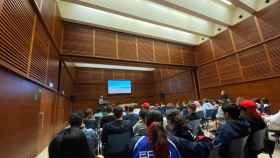 Un centenar de adolescentes, durante una charla sobre IA en el Kursaal de San Sebastián.