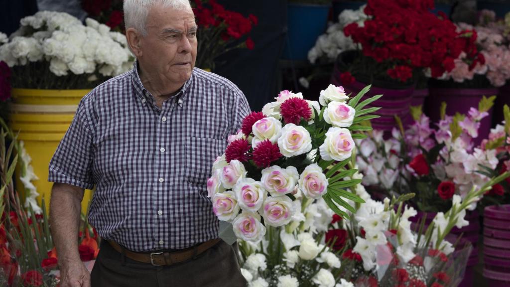 Las floristerías recuperan las ventas prepandemia pero advierten: “la gente  ya no va al cementerio en las ciudades”