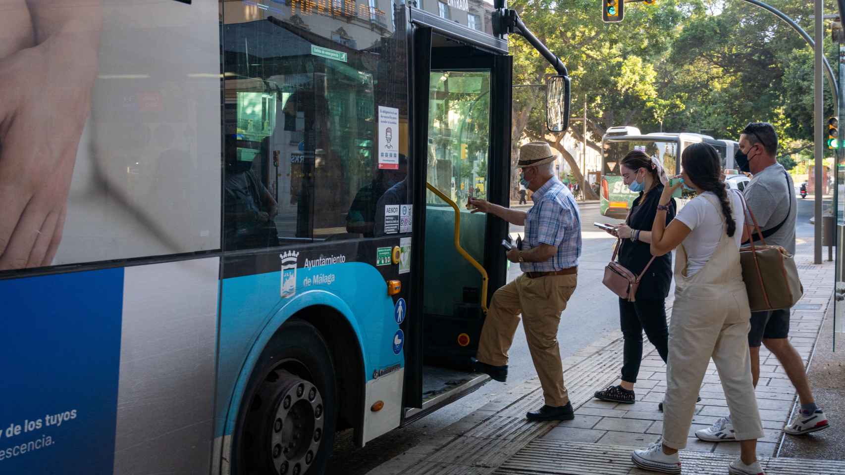 Un grupo de viajeros entra en uno de los autobuses de la EMT de Málaga.