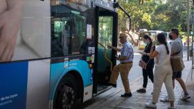 Un grupo de viajeros entra en uno de los autobuses de la EMT de Málaga.