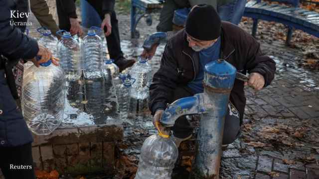 Ciudadanos recogen agua en Kiev