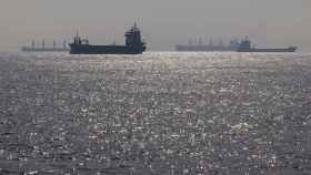 Los barcos que forman parte del acuerdo sobre el grano del Mar Negro esperan para pasar el Bósforo