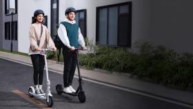 Dos personas usando el Xiaomi Electric Scooter 3 Lite