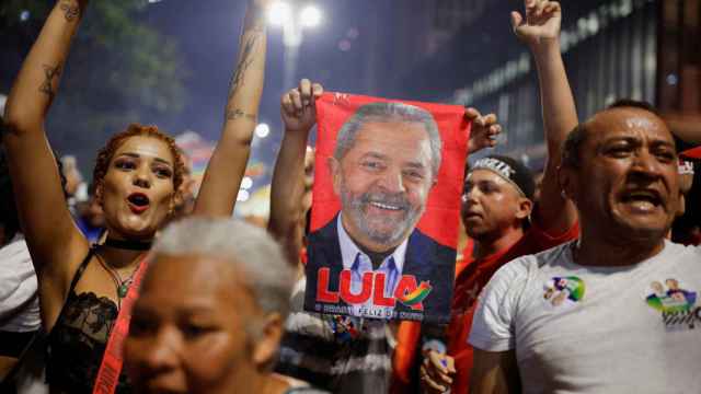 Simpatizantes de Lula da Silva celebran su victoria en las elecciones presidenciales de este domingo en Sao Paulo, Brasil.