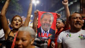 Simpatizantes de Lula da Silva celebran su victoria en las elecciones presidenciales de este domingo en Sao Paulo, Brasil.