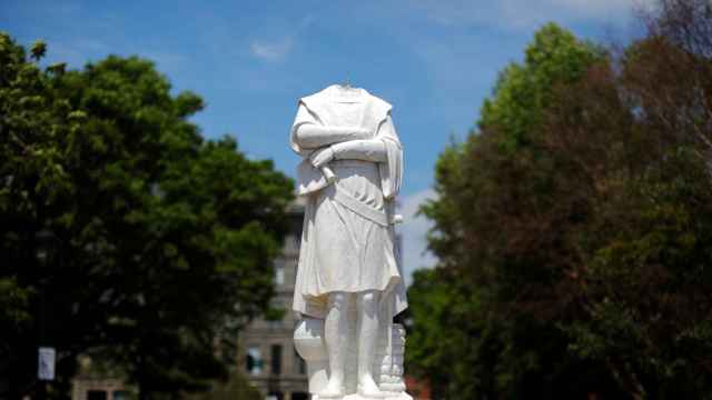 Una estatua de Cristóbal Colón, decapitada en Boston.